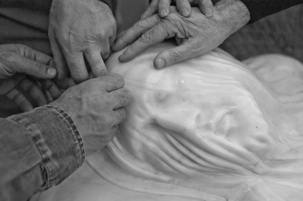 Felice Tagliaferri / il Cristo Rivelato, particolare, mani che esplorano la scultura