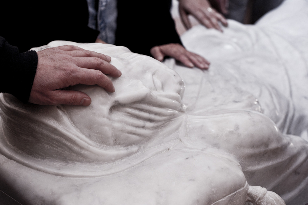 Felice Tagliaferri / il Cristo Rivelato, particolare, mani che esplorano la scultura